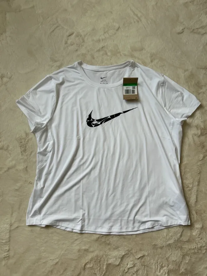 T shirt Nike neuf - photo numéro 8