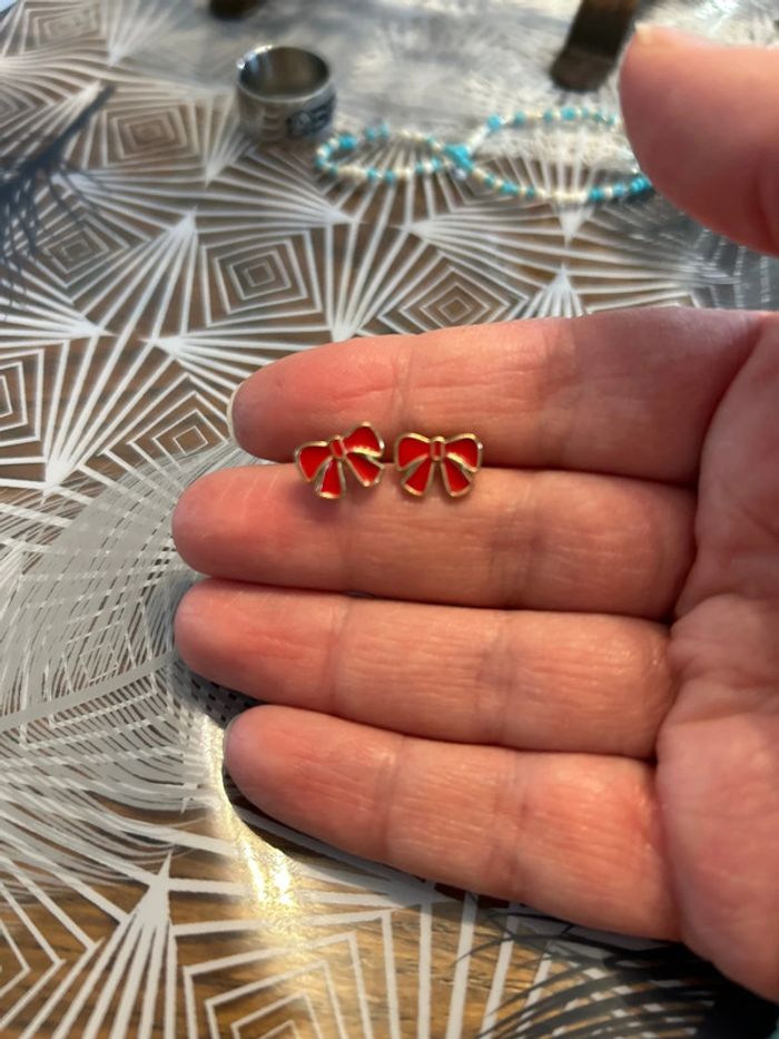 Boucles d’oreilles noeud rouge