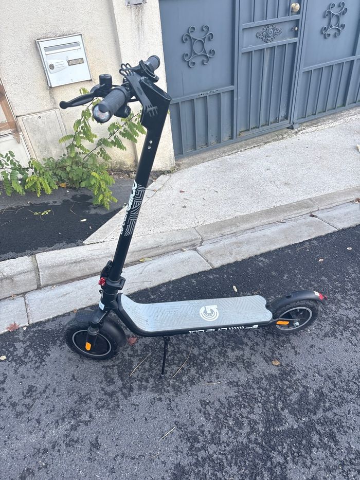 Trottinette neuf urbain gllide  100v et plus chargeur acheter il y a une semaine