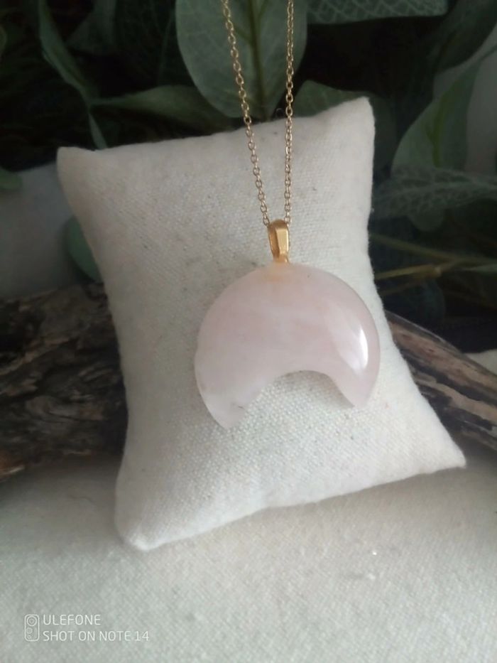 Collier lune quartz rose pierre naturelle