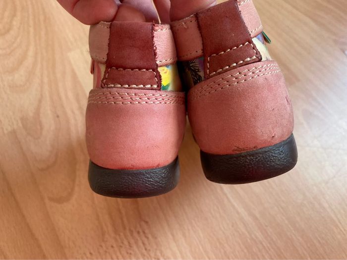 Belle paire de chaussures/bottines en cuir Kickers rose avec hologramme T. 21 fille - photo numéro 8