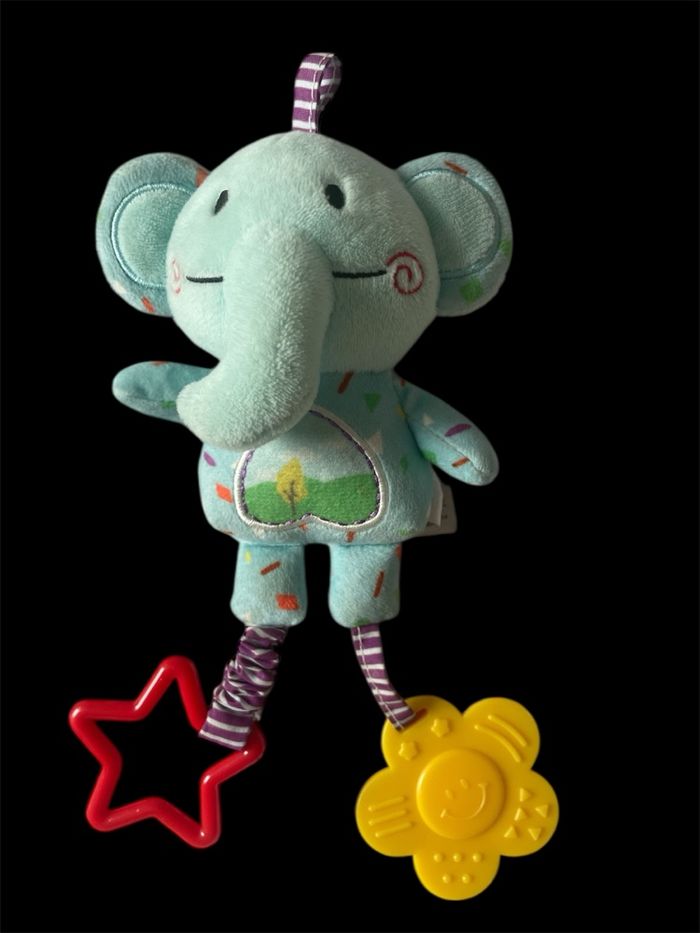 Lot de deux bavoirs en silicone + lange léopard + hochet éléphant - photo numéro 3