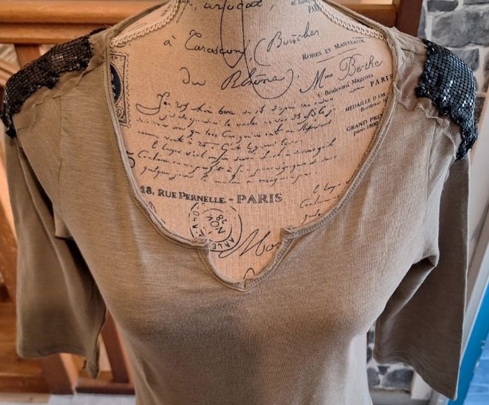 Tee-shirt kaki avec des sequins noirs sur les épaules - photo numéro 2
