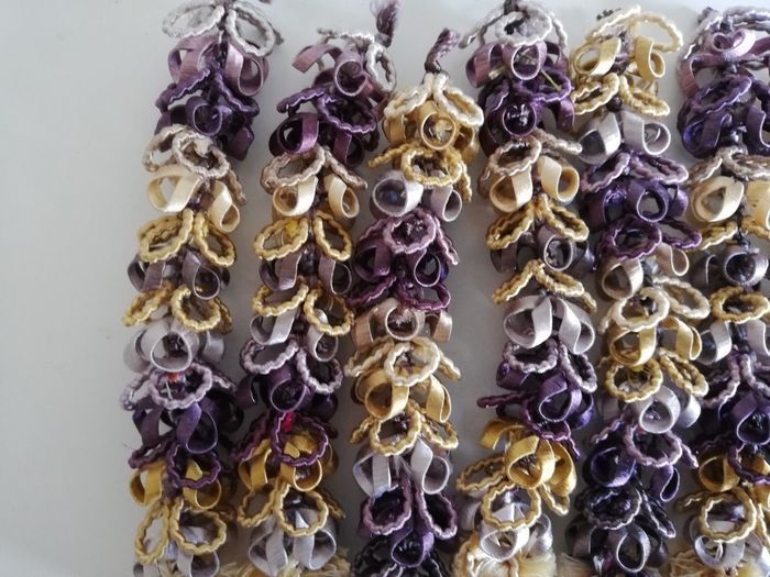 Lot de 10 pompons long violet crème et doré pour loisirs créatifs - photo numéro 4