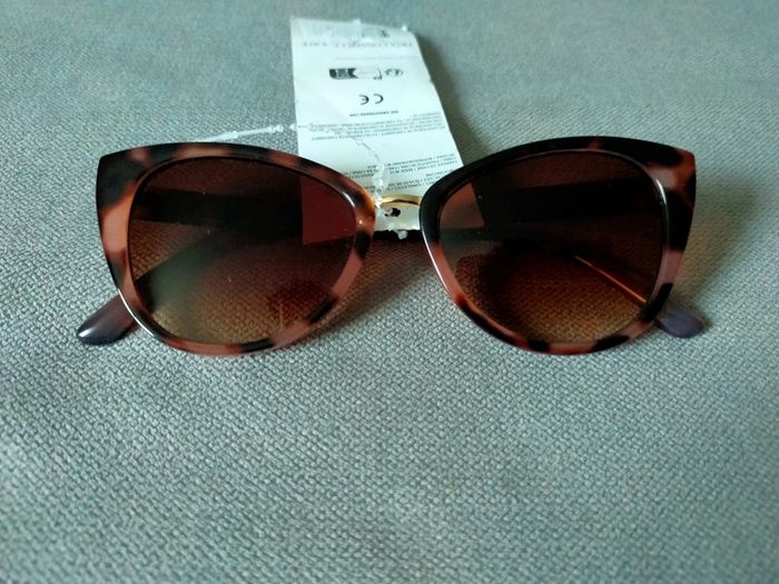 Lunettes de soleil œil de chat rose écaille – Neuves avec étiquette