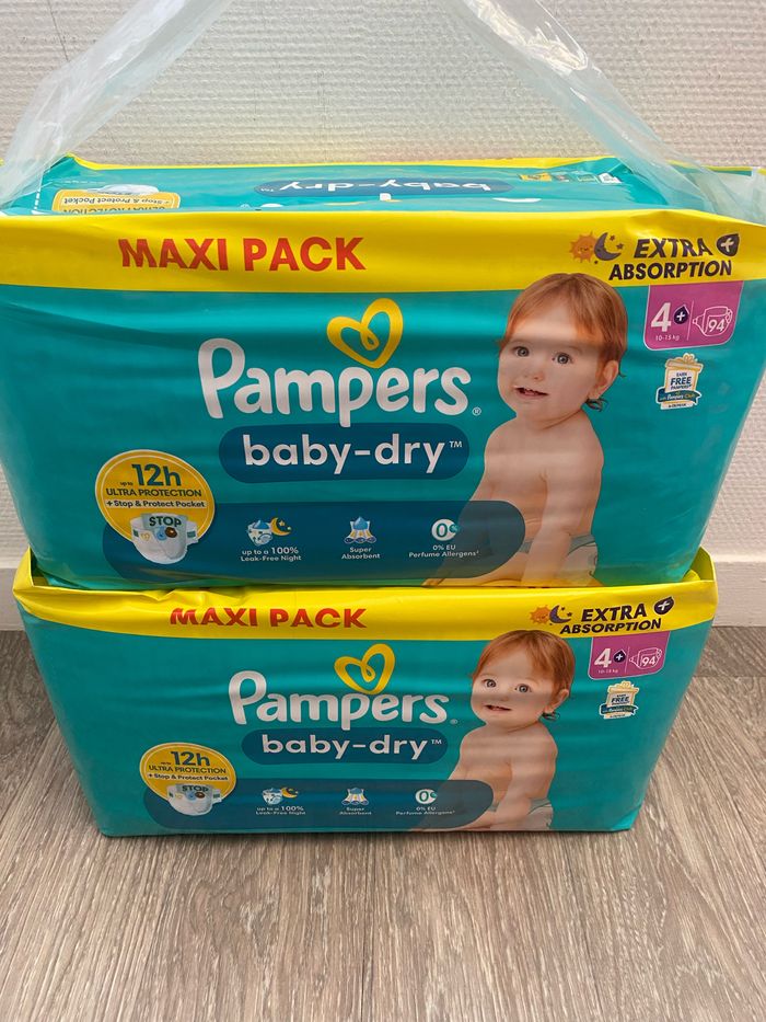 2 sacs de couches Pampers taille 4 plus