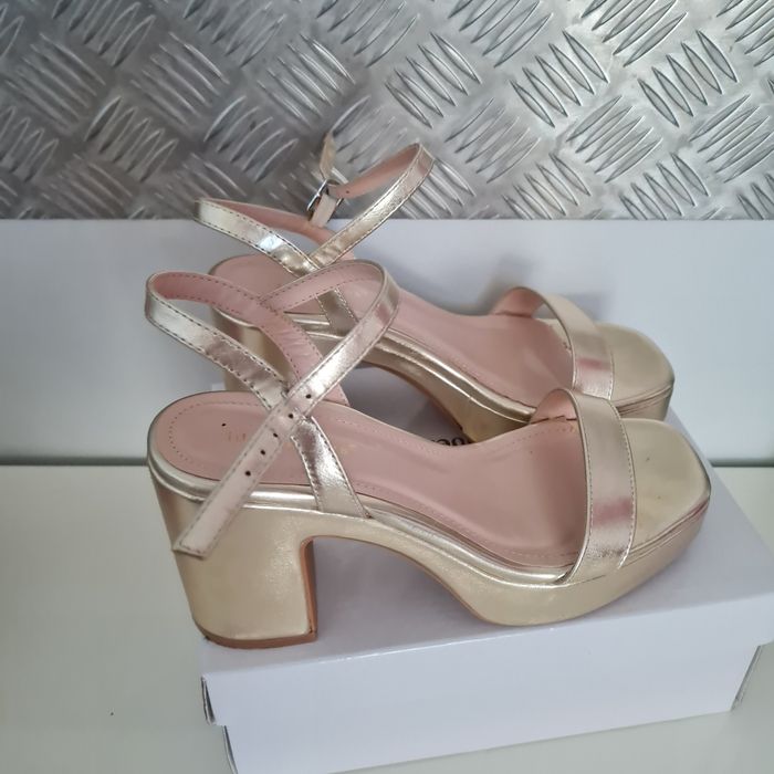 Sandales dorées - photo numéro 2