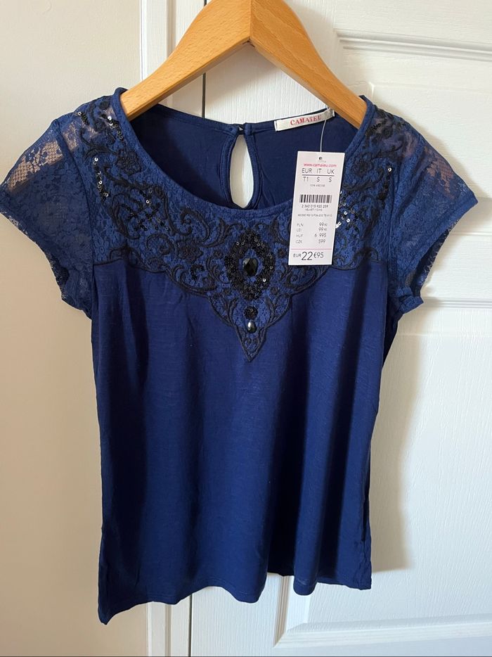 Teeshirt bleu, dentelle, bijoux camaïeu taille 1 - photo numéro 2