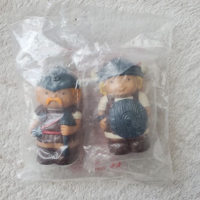 2 figurines viking
