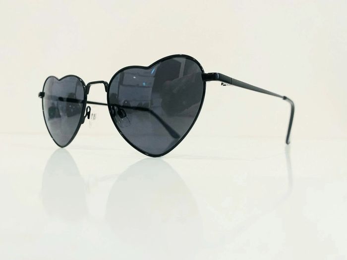 Lunette de soleil femme cœur noire UV protection catégorie 3