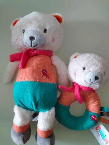 Ensemble doudou et le hochet