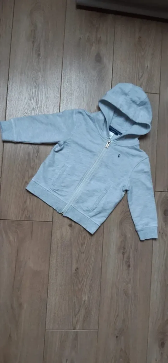 Veste à capuche "obaibi" gris chiné 3 ans état neuve