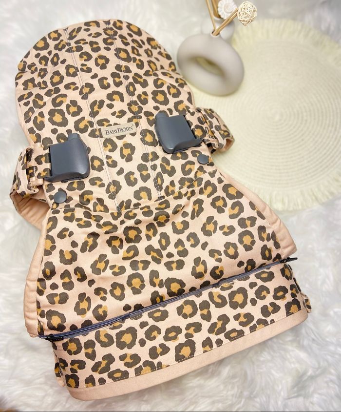 Porte bébé physiologique babybjörn modele One motif léopard Neuf
