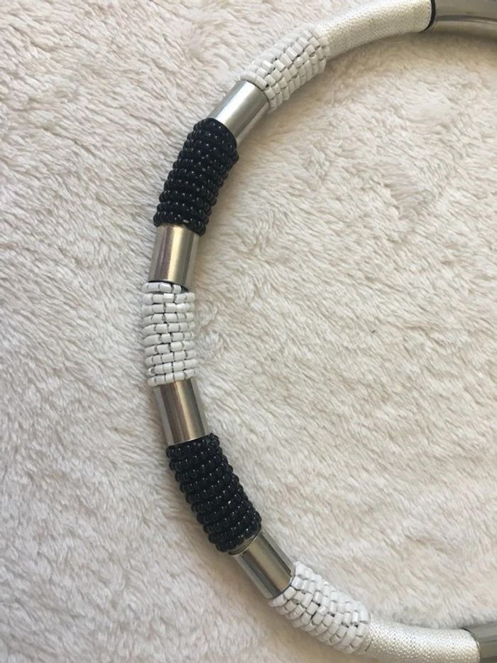 Collier argenté blanc noir ras du coup avec perles et strass - photo numéro 2