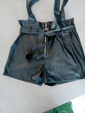 Short avec Bretelle en Simili cuir Noir  en Taille L/40