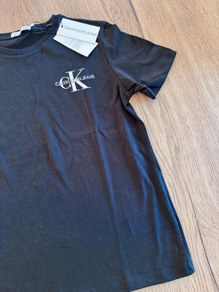 Tee shirt Calvin Klein taille 12 ans neuf avec étiquette - photo numéro 3