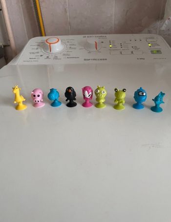 Lot de petites figurines animaux.