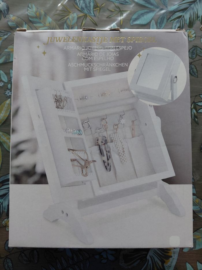 Armoire à bijoux avec miroir. - photo numéro 2