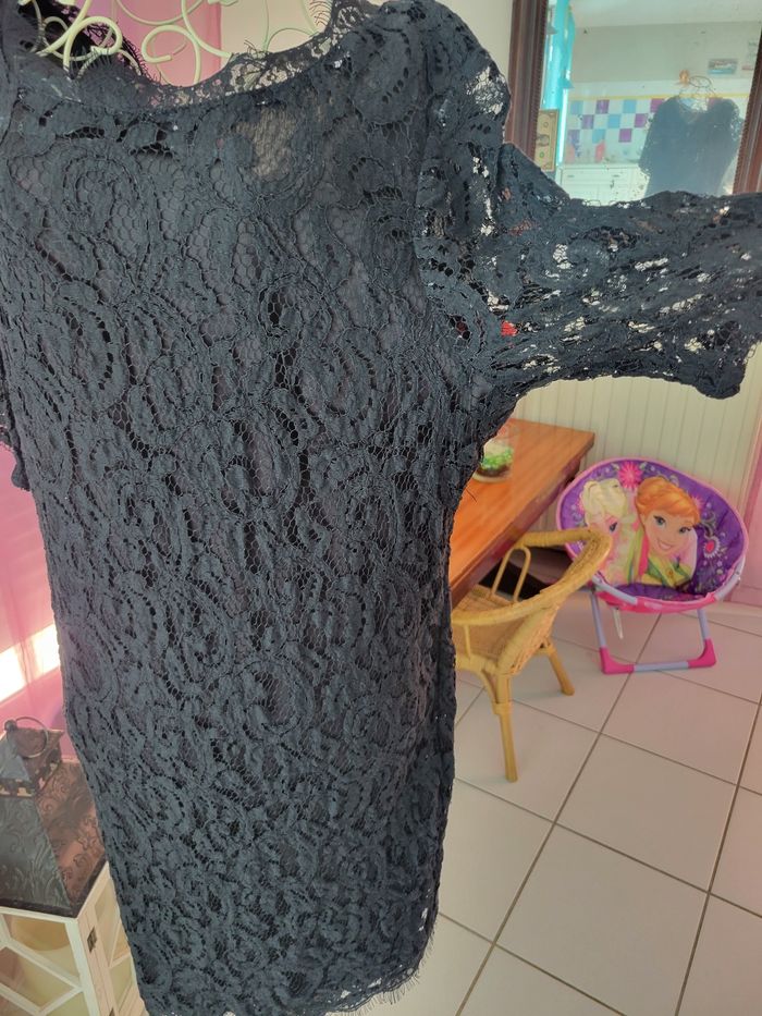 Robe noire à dentelle - photo numéro 2