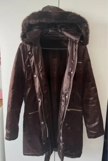 Parka marron doublée en fourrure avec capuche