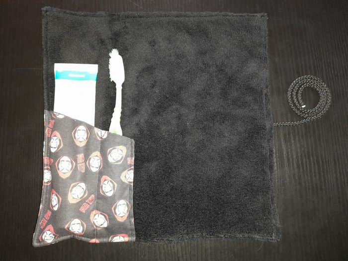 Serviette porte brosse à dents et dentifrice