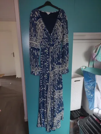 Très belle robe longue bleue avec arabesque taille m en très bon état