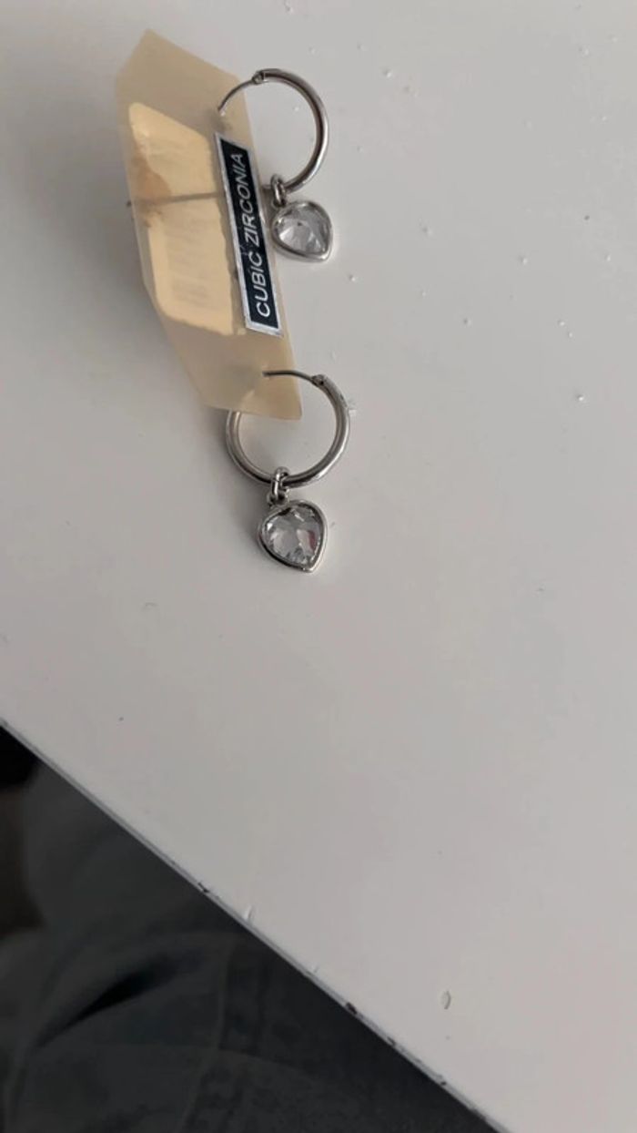 💍petites creoles argentés pendantes avec coeur en zircon - photo numéro 2