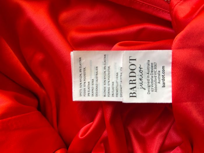 robe en dentelle dos en V - photo numéro 8
