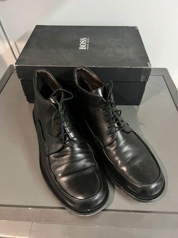 Bottines chaudes  à Lacets Hugo boss  , tout cuir noir, taille 10, donc 44 Hugo boss