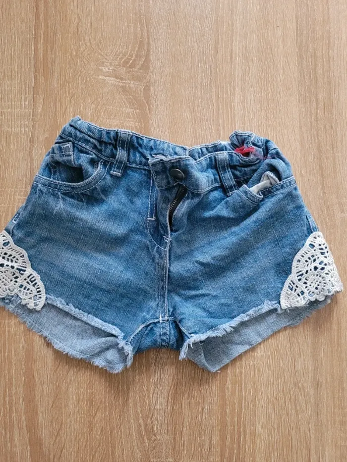 Short en jean 10 ans Très bon etat