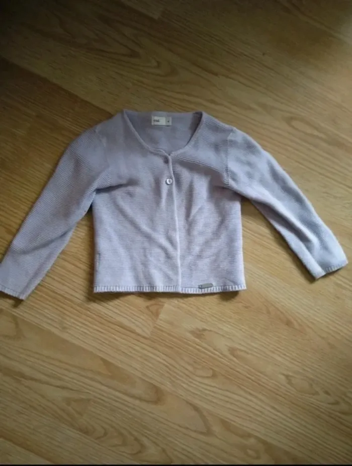 Gilet violet. Fille . Cnd.
Taille 4 ans
