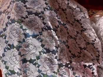 coupon de belle dentelle blanche et argent