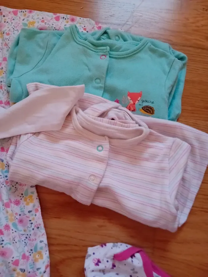 Pyjamas et bodys t 6/9 mois - photo numéro 4