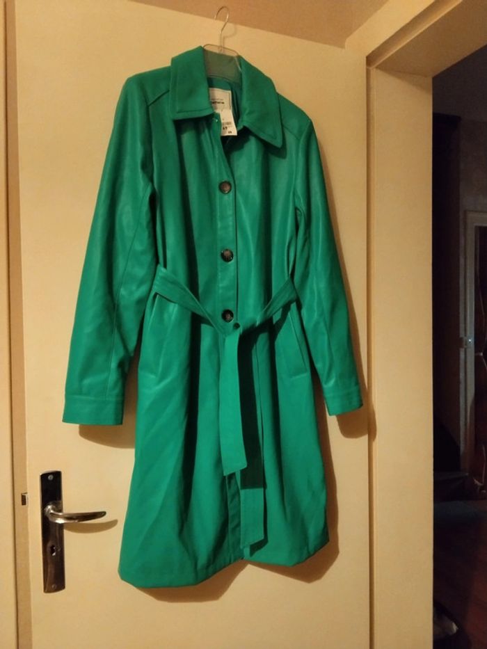 Imperméable vert de marque Pimkie.