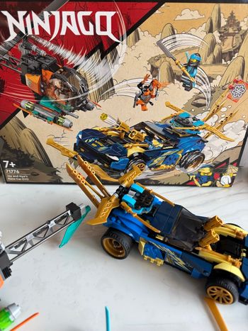 LEGO® NINJAGO - La voiture de course de Jay et Nya - Set de Construction