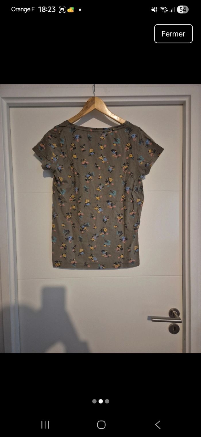 Tee-shirt fleuri - photo numéro 2