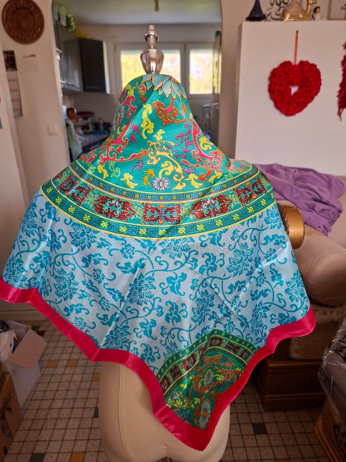 Foulard femme 90 sur 90 cm neuf prix 1 euro 50 - photo numéro 4