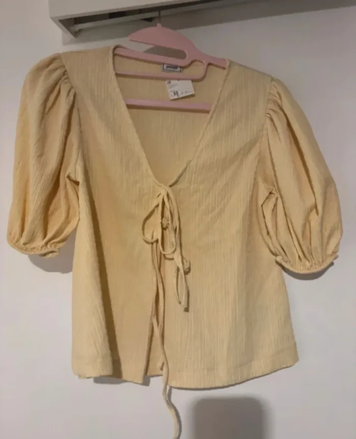 Top court jaune PIMKIE à manches bouffantes – Taille XS – Neuf avec étiquette 💛 - photo numéro 2