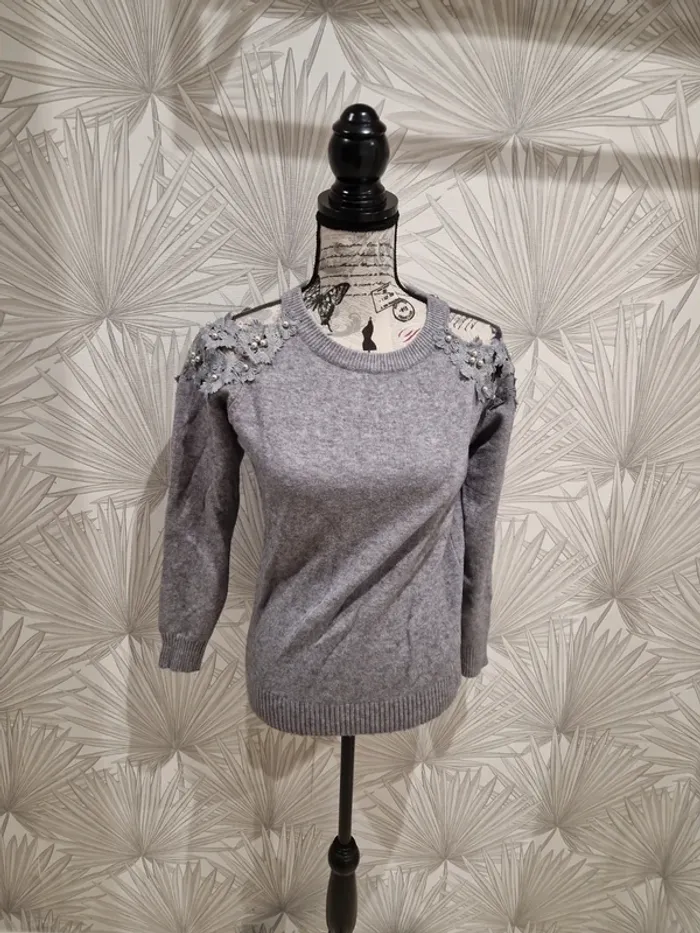 Joli pull original avec dentelle aux épaules taille unique