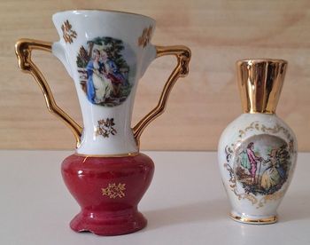 Lot de deux vases miniatures en porcelaine blanche et dorée