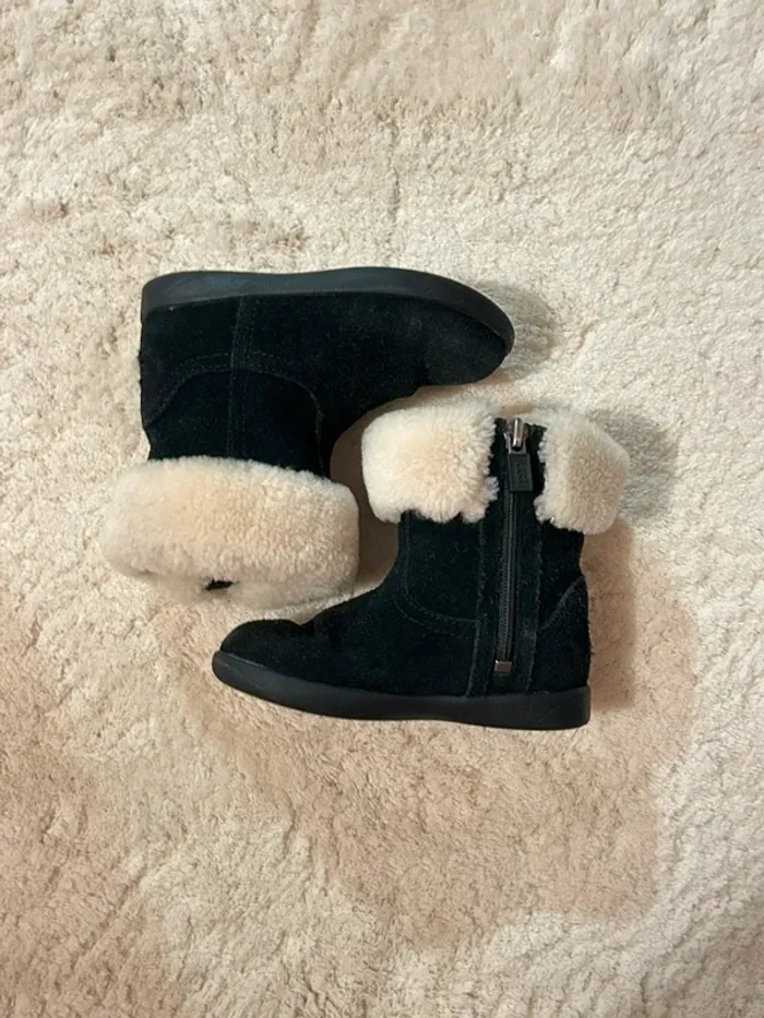 Bottines noires fourrees UGG fille 23,5 Tbe - photo numéro 2