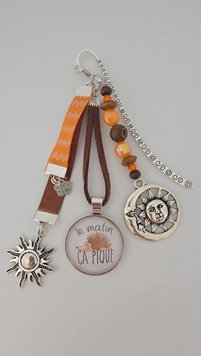 Cadeau humour, bijoux de sac ou marque page " le matin ça pique"