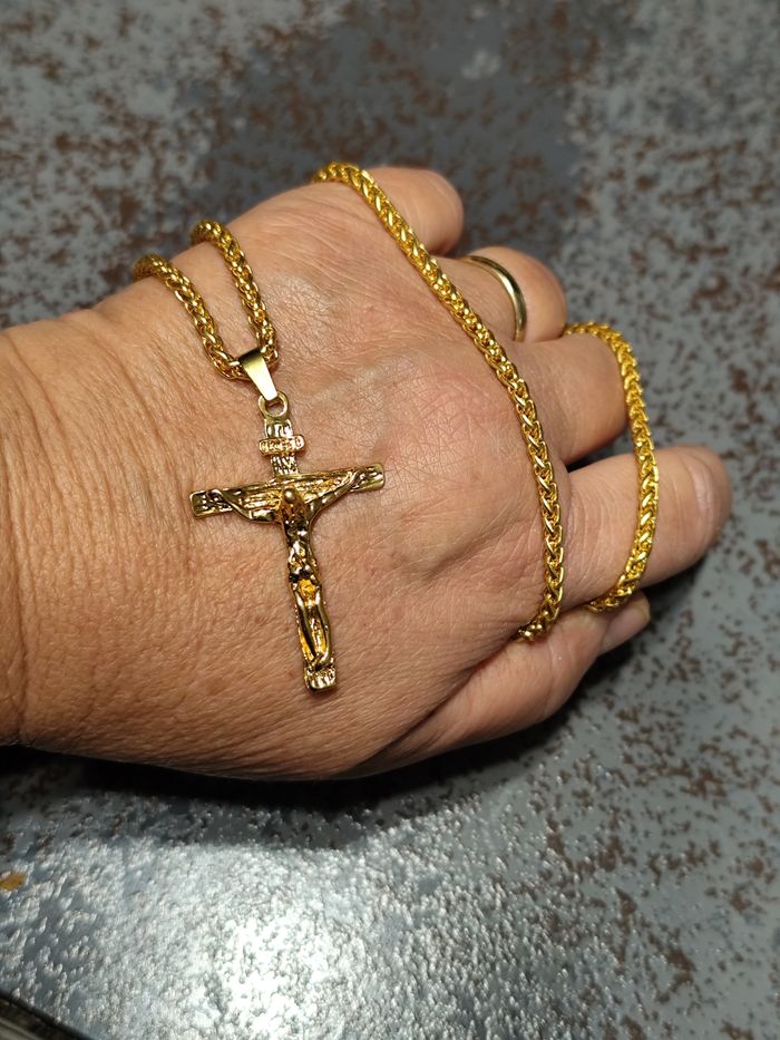 Chaîne et pendentif croix avec Christ