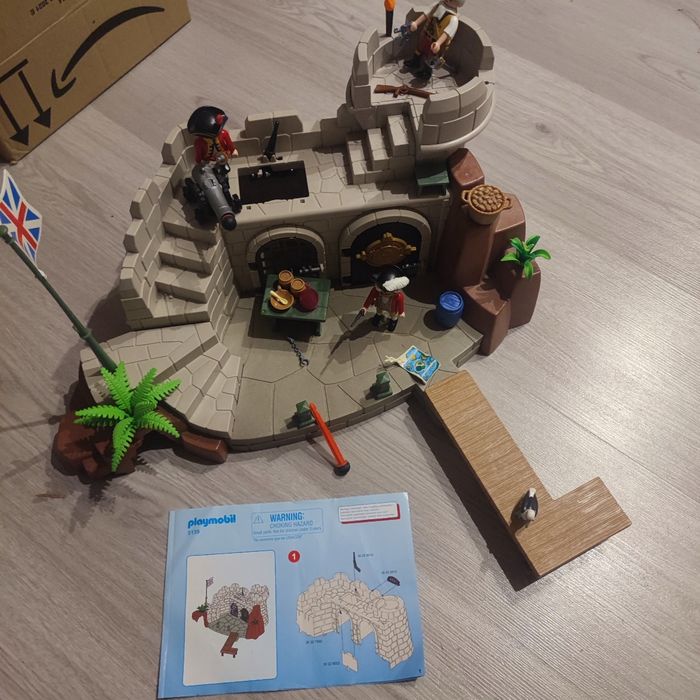 Playmobil 5139 fort des soldats britanniques avec prison manque un chapeau