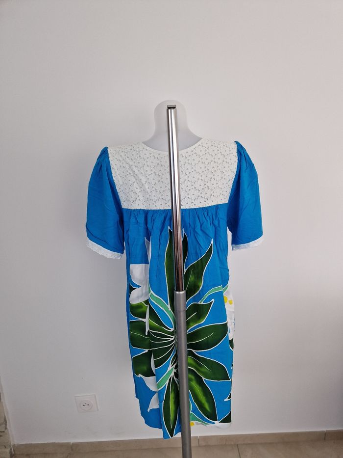 Robe polynésienne bleu à fleurs avec détail dentelle fleurie - photo numéro 5
