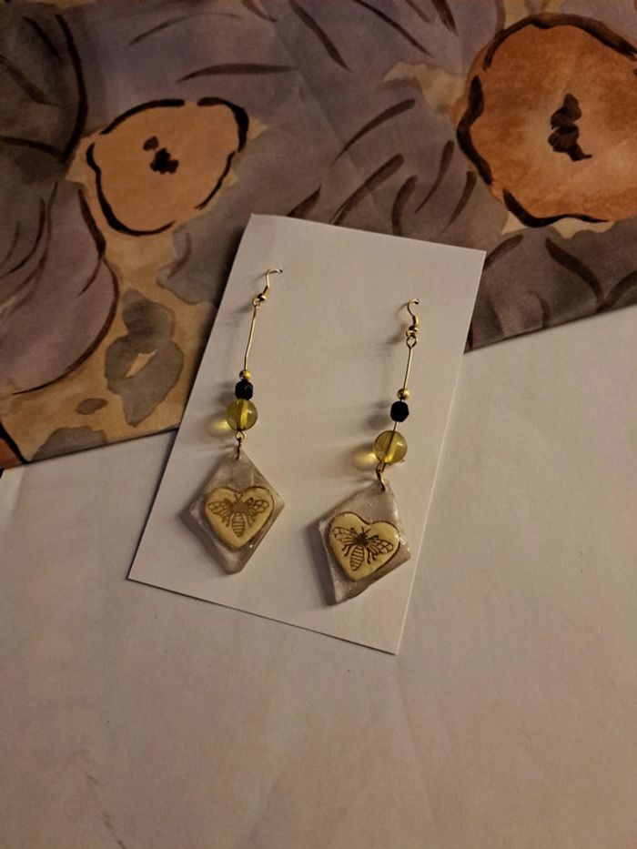 Boucles d'oreilles pendante en résine jaune et noir