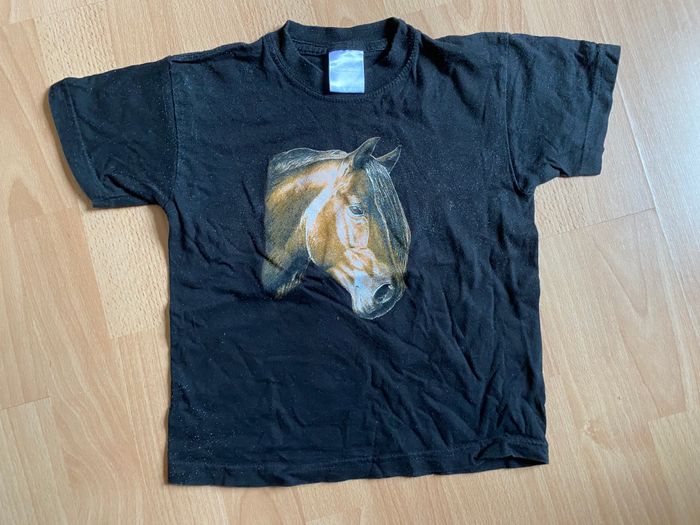 Joli T-shirt noir MC « cheval » T. 4 ans garçon TBE