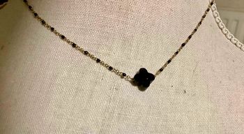 Collier chaîne acier inoxydable or perles et trèfle noirs