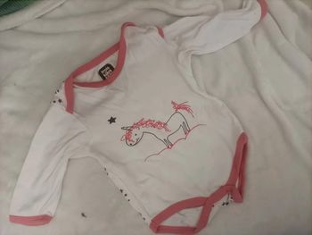 👶 Body blanc et rose avec licorne – 3 kilos 7 – Taille 9 mois (71 cm)