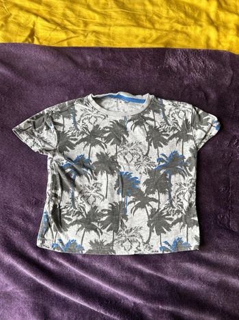 T-shirt manches courtes garcon gris et noir motif palmiers Kiabi taille 3ans